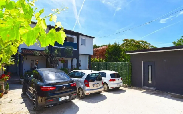 Welcoming Apartment With Shared Pool