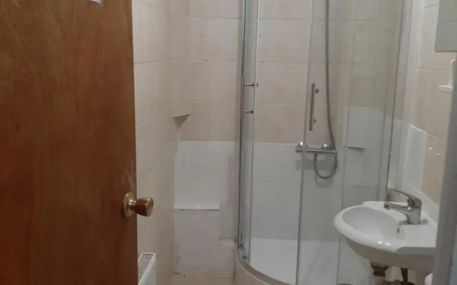 Single room with underbed 8
