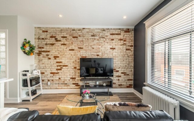 Stunning 1BR Apt - Prime Location -brand New