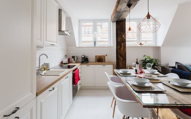 oompH Warsaw Old Town Premium