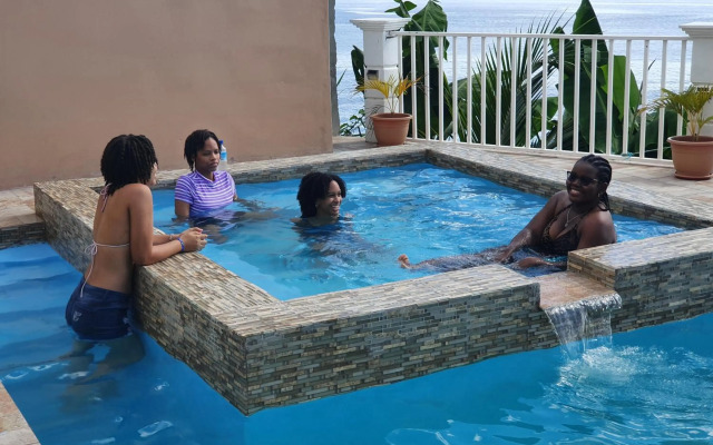 Lovely 2-bedroom apartment with shared jacuzzi & pool