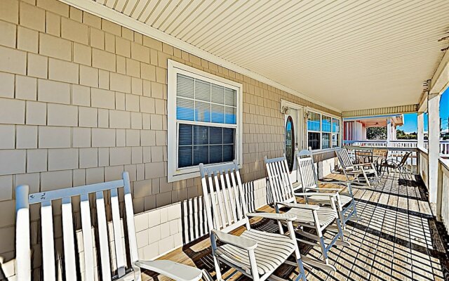 Fish N Hooks W/ Ocean-view Porch, Steps To Beach 5 Bedroom Home