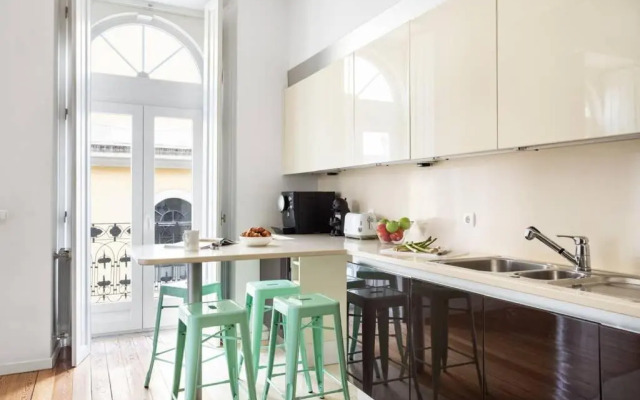 JOIVY Splendid 2BR Apt w/ parking&balcony, 10mins to Praça do Comércio