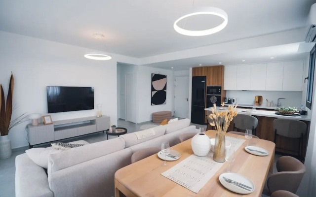 Elegant 2-bedroom Apt With Private Terrace