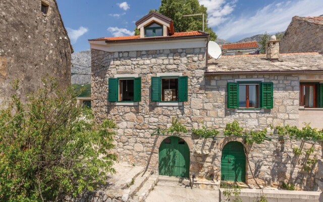Amazing Home in Tucepi With Wifi and 2 Bedrooms