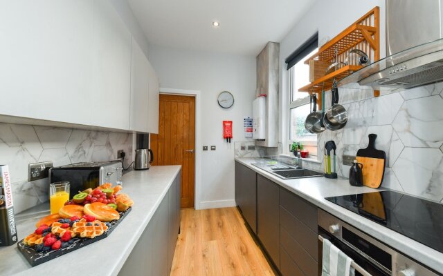 Long Eaton Modern 4bed House