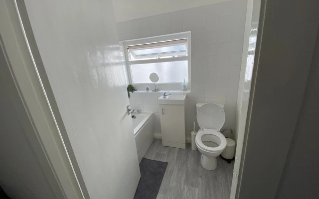 Beautiful Modern 3-bed House in Wallasey Near City