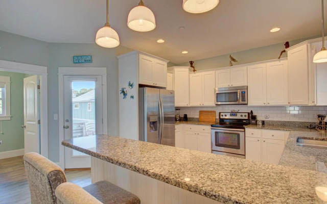 BB31 - Beach Please Community pool