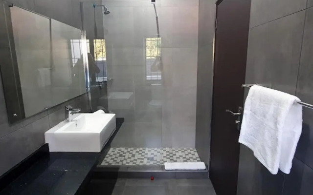 La Orchard Hotel