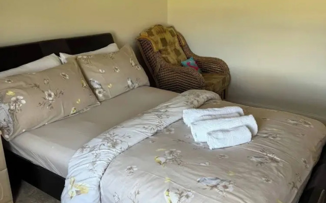 Comfortable 5 - Guest Abode - In Quiet Village