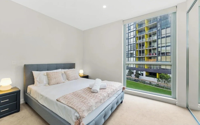 Kozyguru | Mascot | 2 Bed Apt + Free Parking