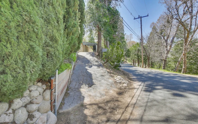 Cozy Crestline Cabin w/ Mountain-view Balcony!