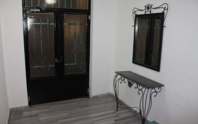Beautiful 2 BR Apt Quiet & Private