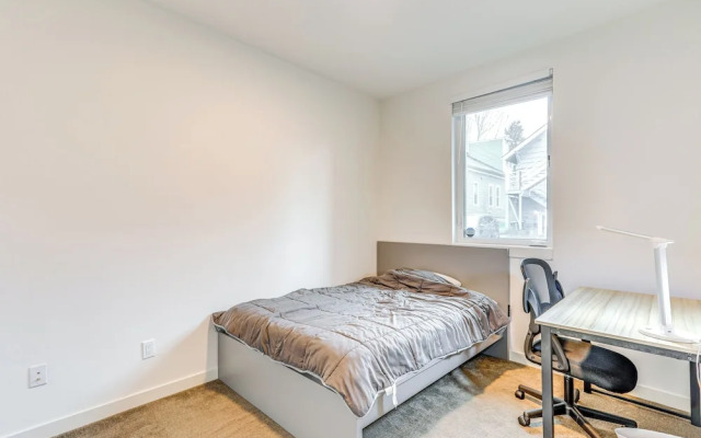 Walk to UW: Townhome w/ Rooftop Patio!