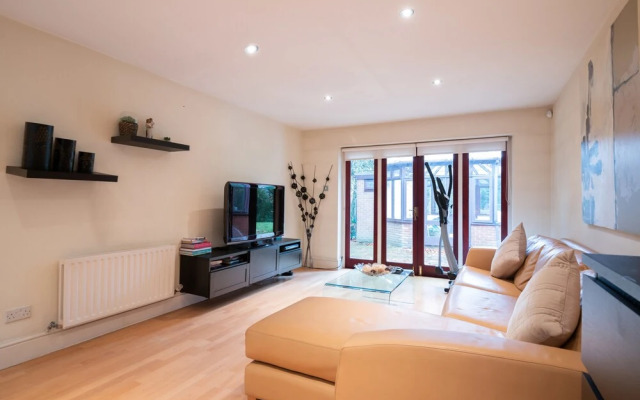 Charming Wimbledon Park Home close to Putney Heath