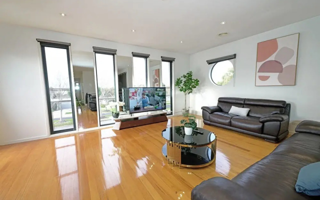 Luxury 7BRM Lakeside BigHouse Point Cook