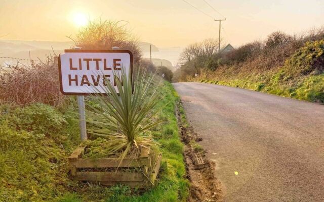 Stunning Renovated & Spacious 2 BR - 100m to Beach