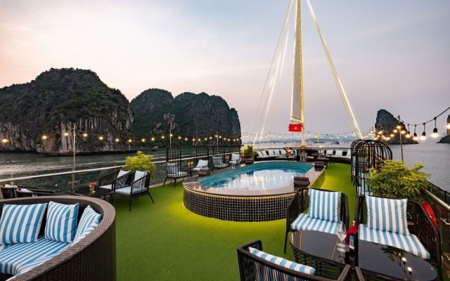 Maia Cruise – Outside – Ha Long
