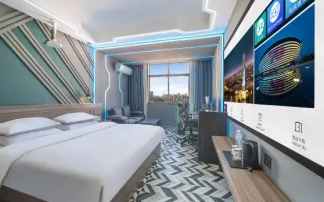 WE E-sports Hotel (Xinyang Railway Station)