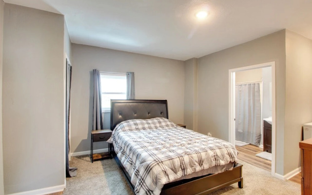 Cozy Missouri Escape w/ Balcony, Near Colleges!