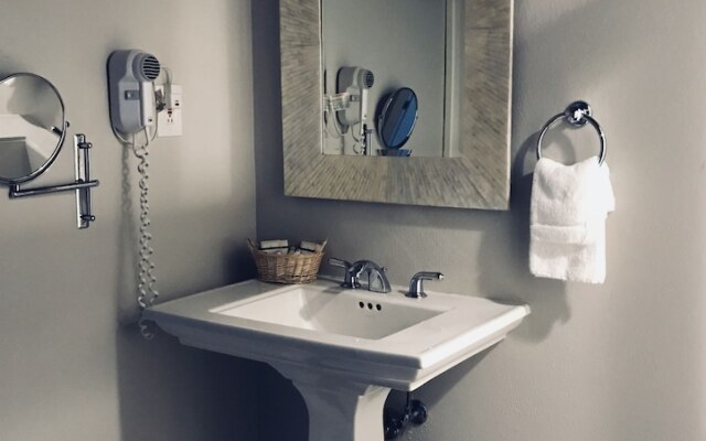 Pinemark Inn & Suites