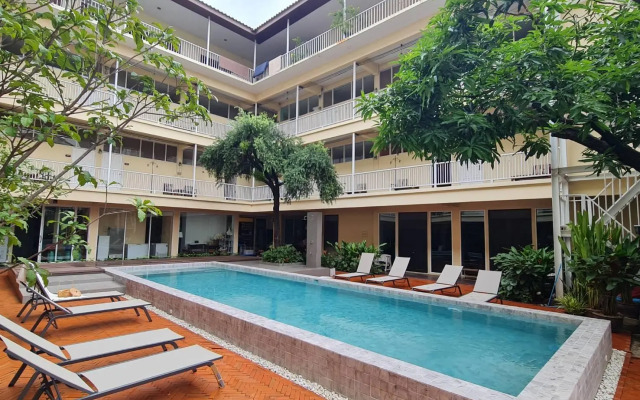 Feung Nakorn Balcony Rooms and Cafe