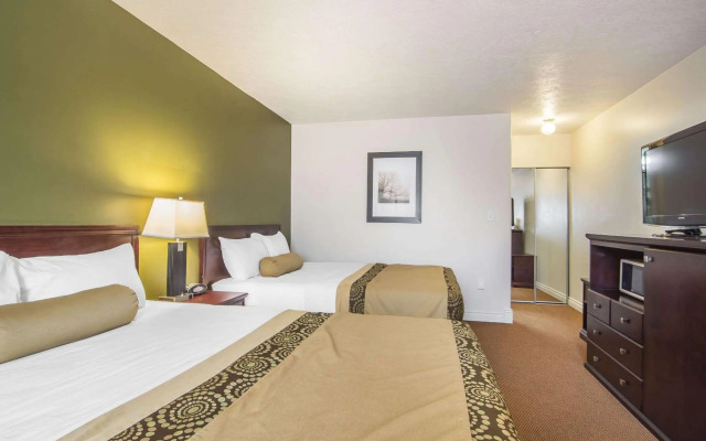 Econo Lodge Inn & Suites