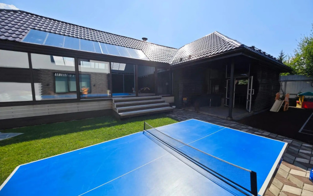 Dom with swimming pool and sauna na Okhotskoy