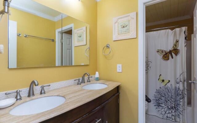 Breezy Oaks by Oak Island Accommodations