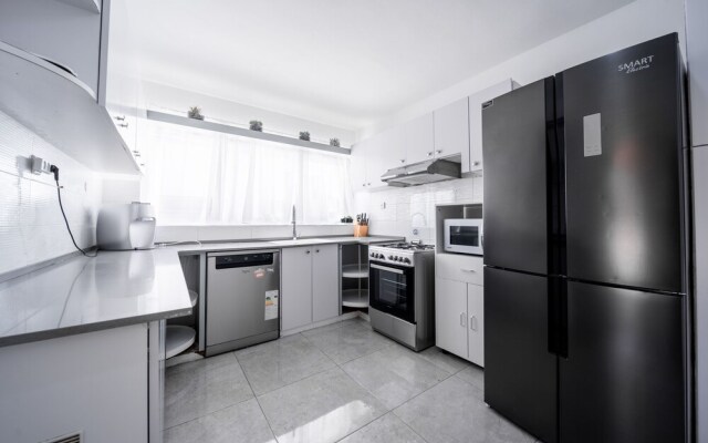 Spacious 4BD House w Pool in Hezliya