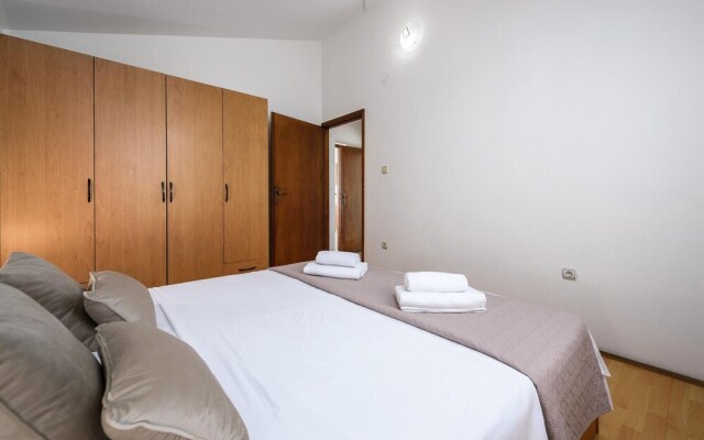 Stunning Home in Liznjan With Wifi and 3 Bedrooms