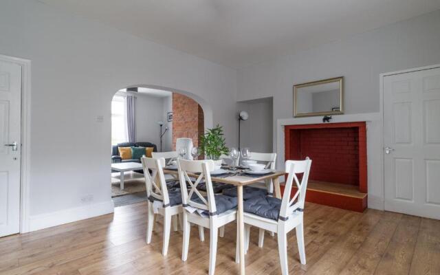 East House-sleeps 5-pet Friendly-garden - Parking