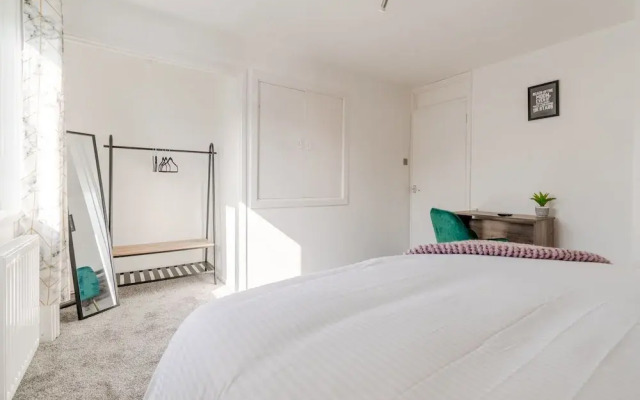 Newly Renovated 2-Bed Home in Newport