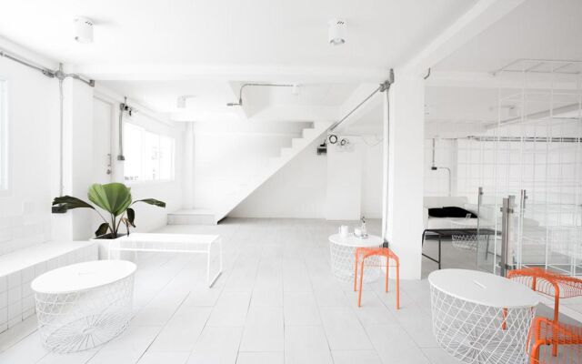 Flat White Cafe x Poshtel