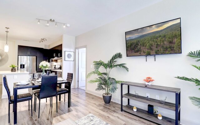 Rooftop Pool with Views-King Beds-Parking 1123