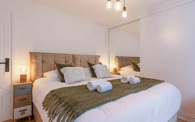 Pleasant 2 Bedroom Apartment With Private Parking