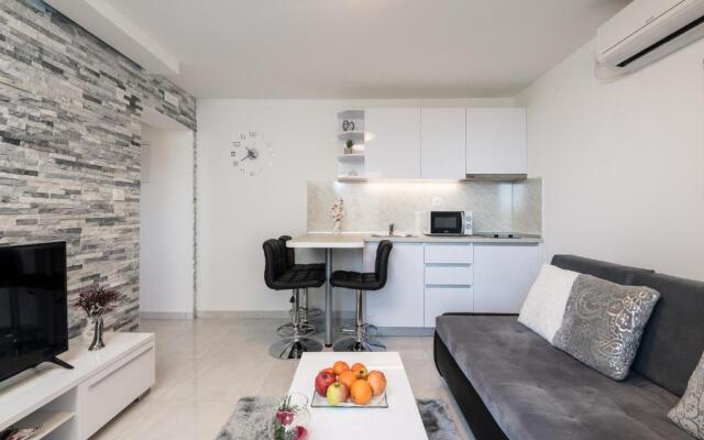 S & V Deluxe Apartments