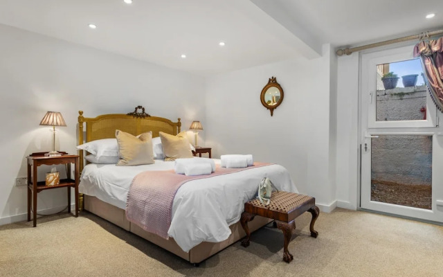 The Cwtch Apartment - Sea Views Walk to Beach