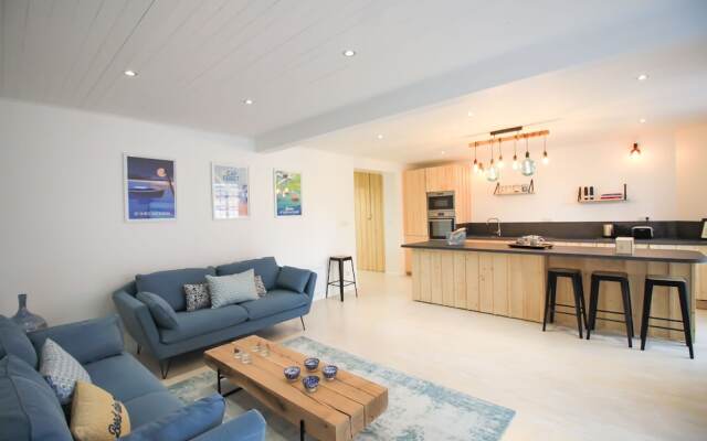 Maison bleue du bassin