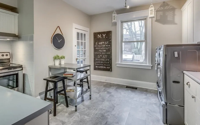 Applewood Suites - 4 BDRM Danforth House