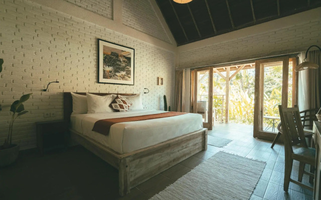 Tamuku Padang Padang, CARI Surf Camp