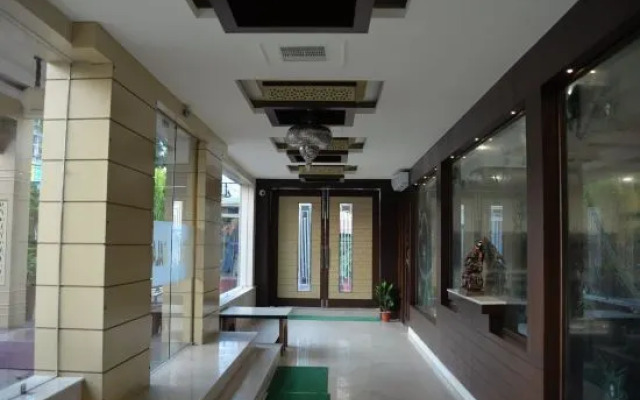 OYO 14494 Hotel Ramneek