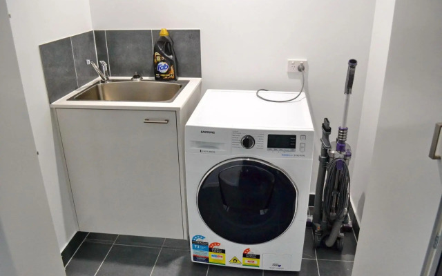 Nineteen On Gregory G02