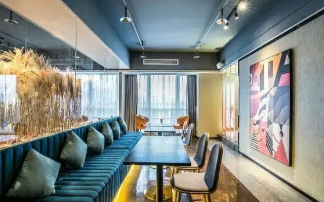 Shiyanhuang Hotel (Chongqing West Railway Station Erlang Subway Station)