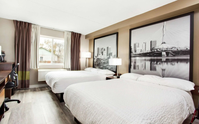 Super 8 by Wyndham Winnipeg West