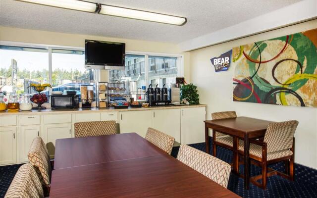 Travelodge by Wyndham Tacoma Near McChord AFB