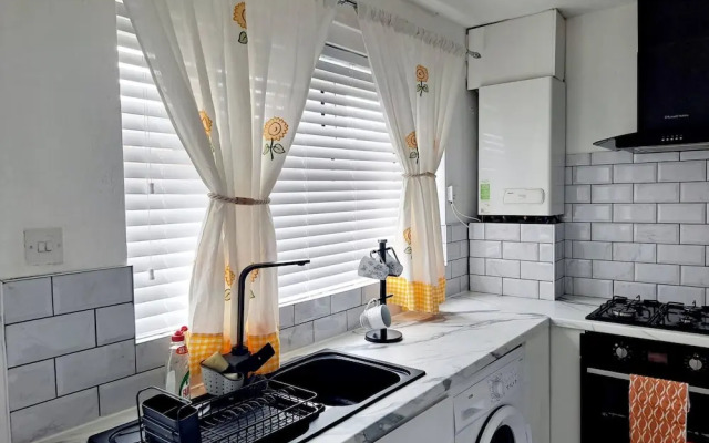 Cozy 2BR Home Pets Welcome Free Parking & Wifi