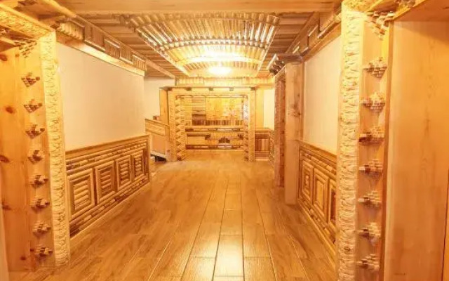 Cailin Holiday Manor