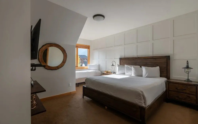 Rundle Cliffs Lodge by Canmore Premier