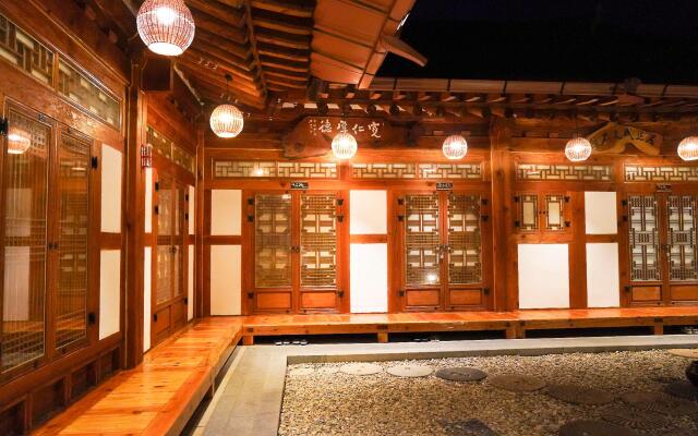 Jeonju Hanok Maeul Samrakheon Hanok